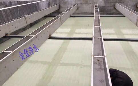 金壹牌沉淀池斜管填料安裝完成后進(jìn)行調(diào)試現(xiàn)場(chǎng)